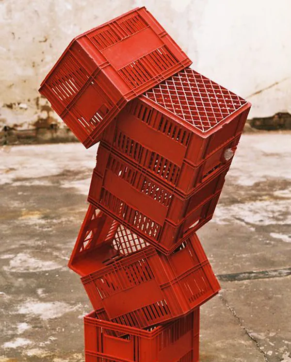 Caixes roges apilades