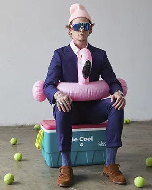 Persona amb flotador pelicà