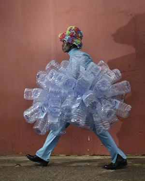 Persona amb botelles de plàstic