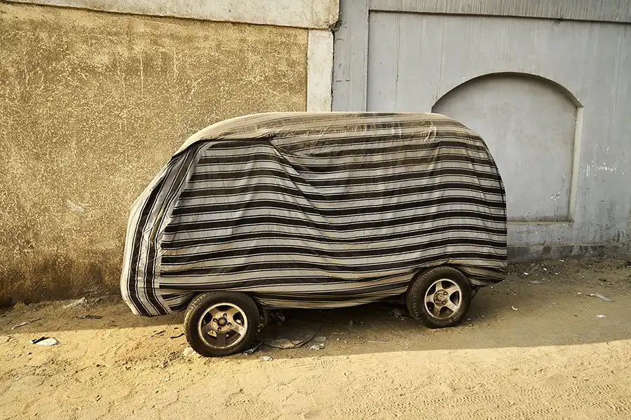 Coche cubierto con tela en Egipto