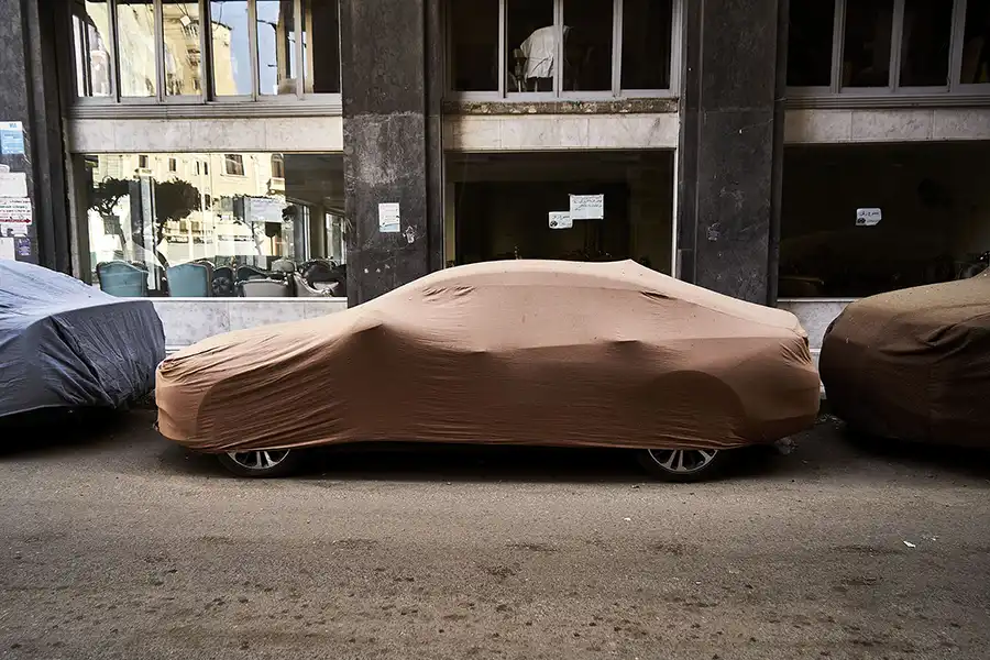 Coche cubierto con tela en Egipto