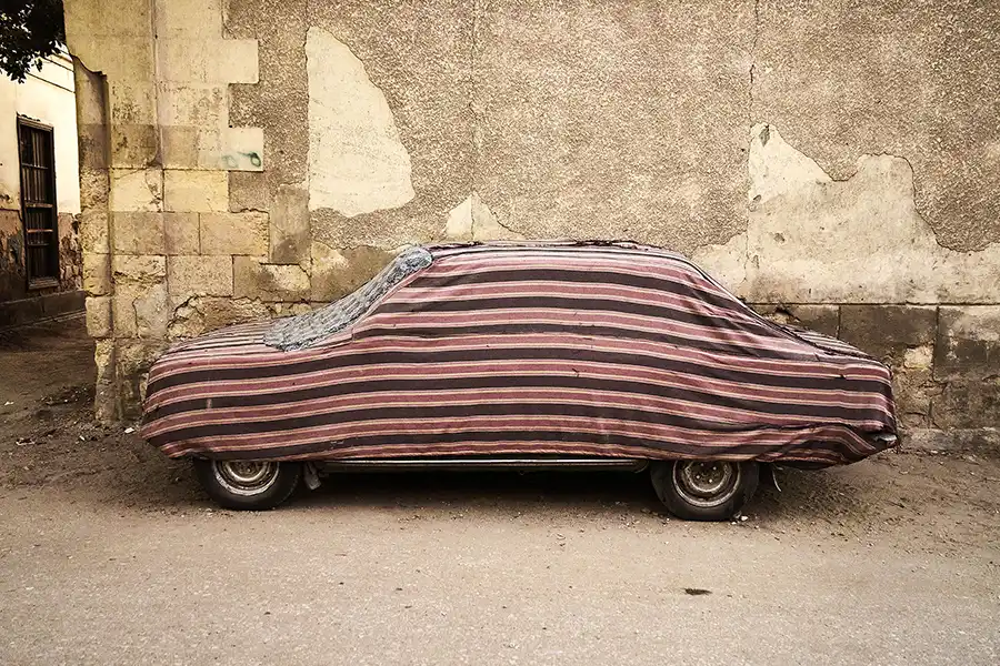 Coche cubierto con tela en Egipto