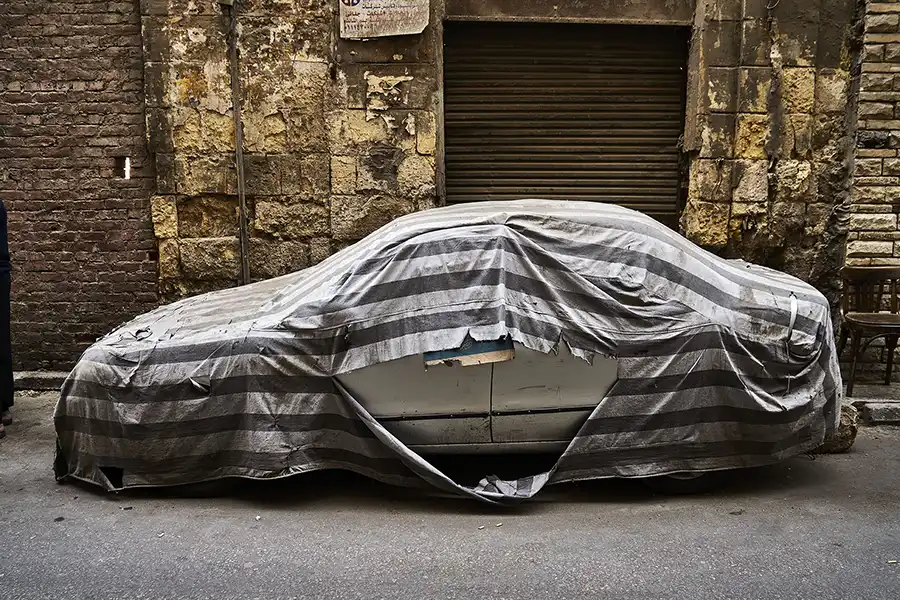 Coche cubierto con tela en Egipto