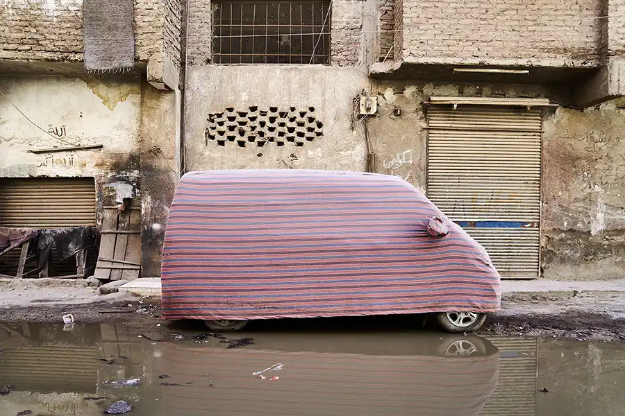 Coche cubierto con tela en Egipto