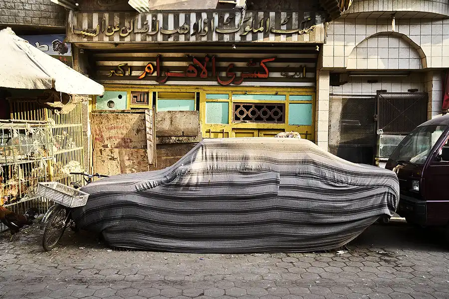 Coche cubierto con tela en Egipto