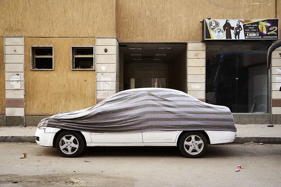 Coche cubierto con tela en Egipto