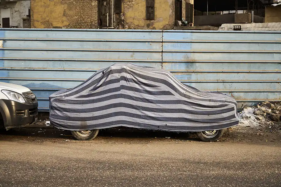 Coche cubierto con tela en Egipto