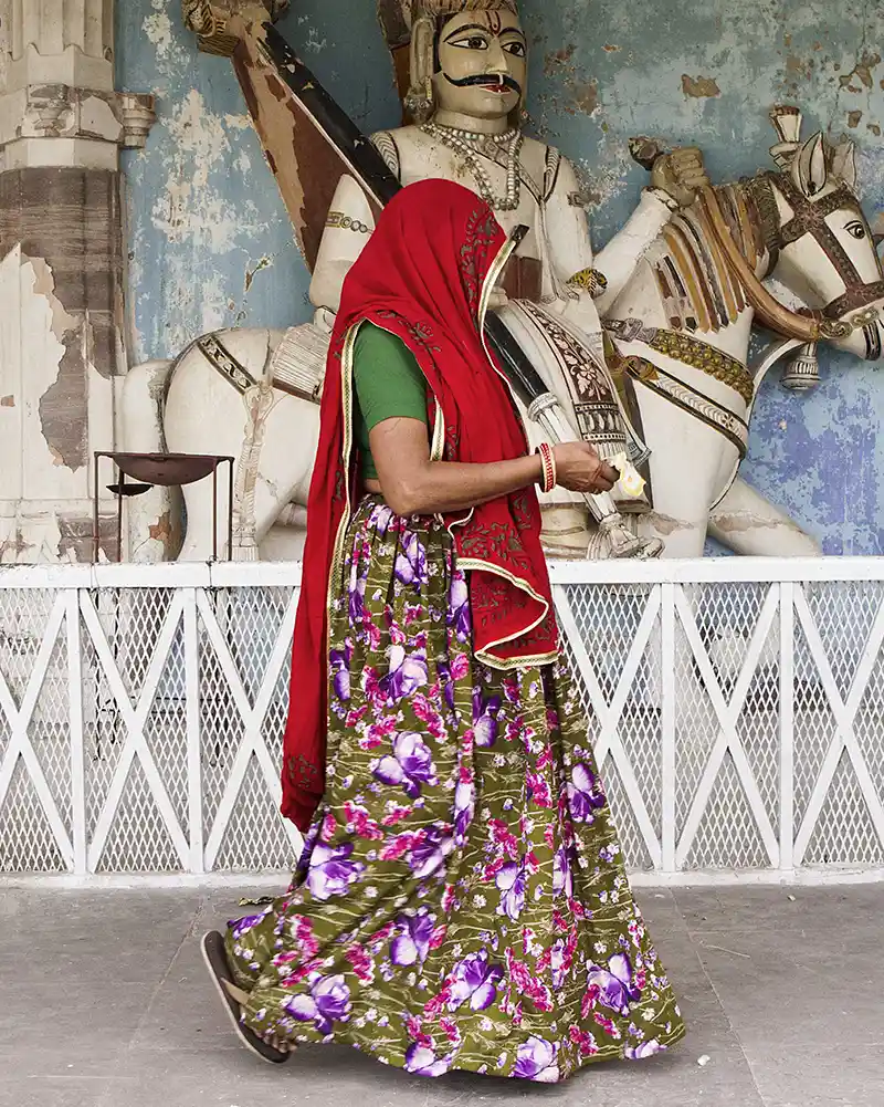 Mujer India con escultura al fondo