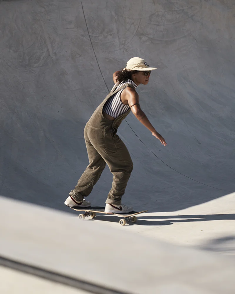 Mujer haciendo skate