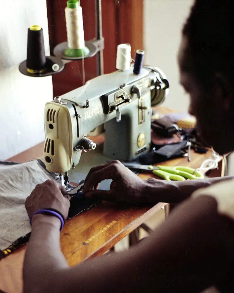Hombre cosiendo con máquina de coser