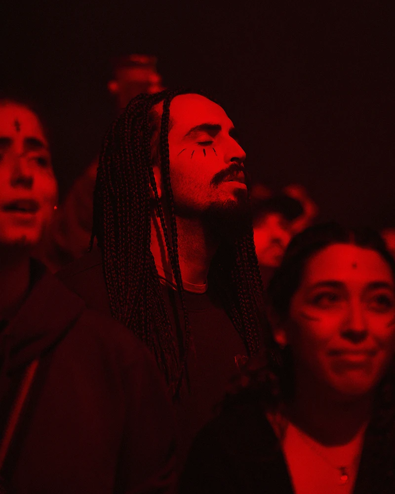 Hombre con ojos cerrados en un concierto